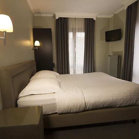 Hotel Le Chantecler Brussel Buitenkant foto