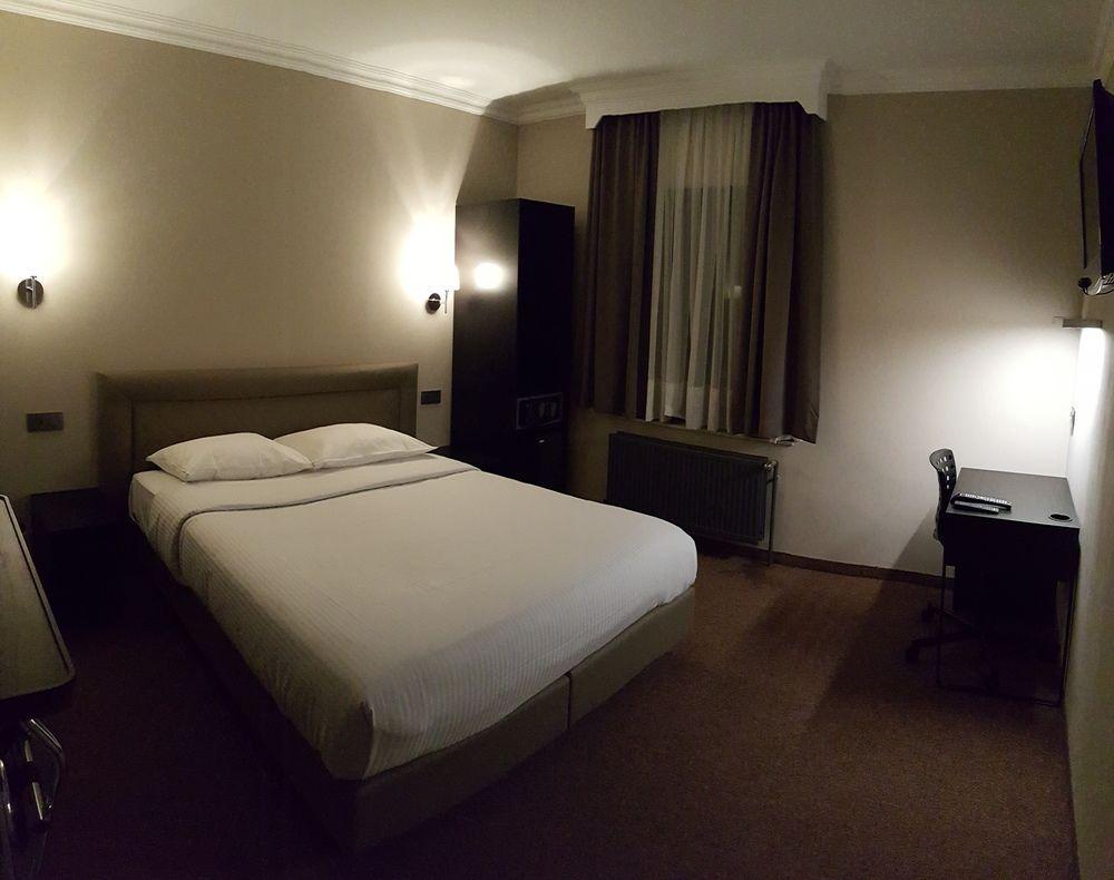 Hotel Le Chantecler Brussel Buitenkant foto