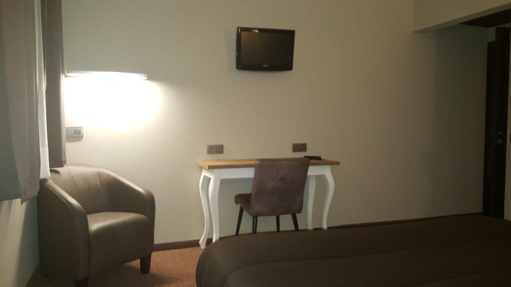 Hotel Le Chantecler Brussel Buitenkant foto