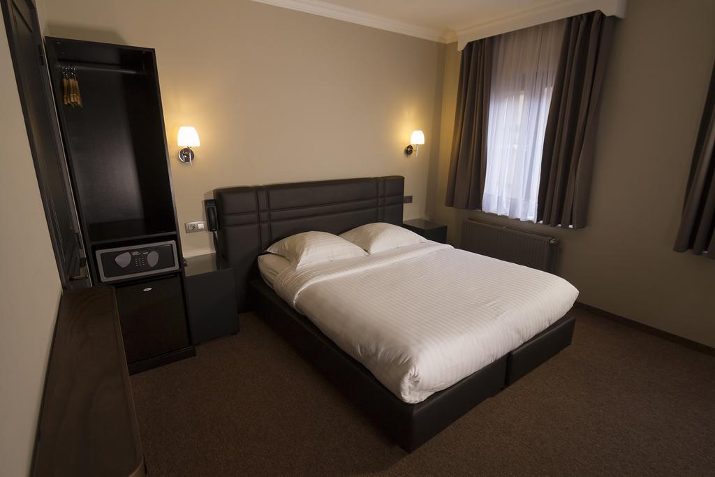 Hotel Le Chantecler Brussel Buitenkant foto